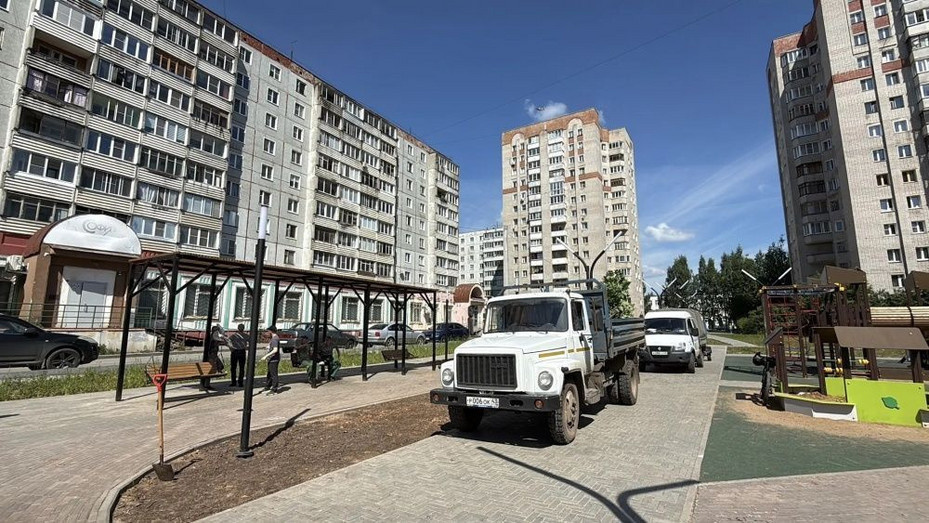 В сквере на Юровской высаживают деревья и кустарники