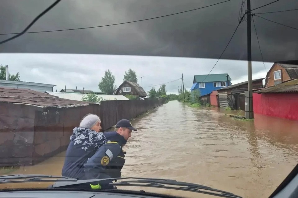    В Нижнем Тагиле подтопило два СНТ и 19 домов в поселке Евстюниха. Фото: социальные сети Владислава Пинаева