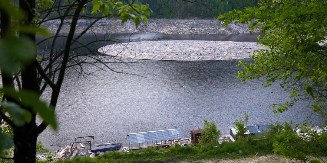 Хранилище плавняка на Саяно-Шушенском водохранилище