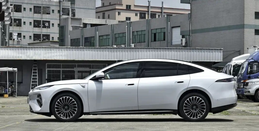 BYD Seal 08 поступил в продажу: цены от 2,2 млн рублей