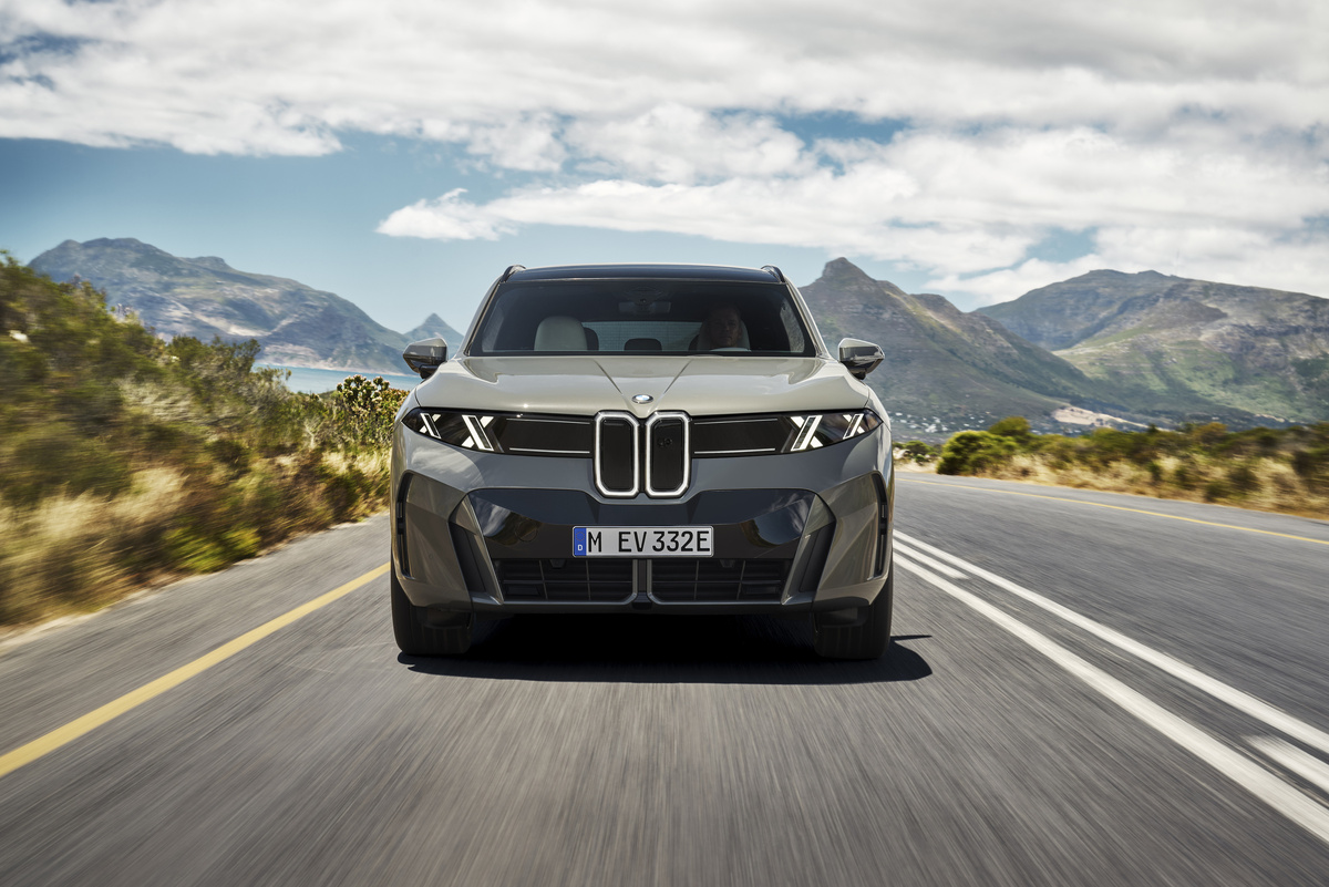    Вертикальная подсвечиваемая решётка BMW Kidney Iconic Glow и новые световые «двойные иксы» — самая смелая оптика в истории модели.   
BMW