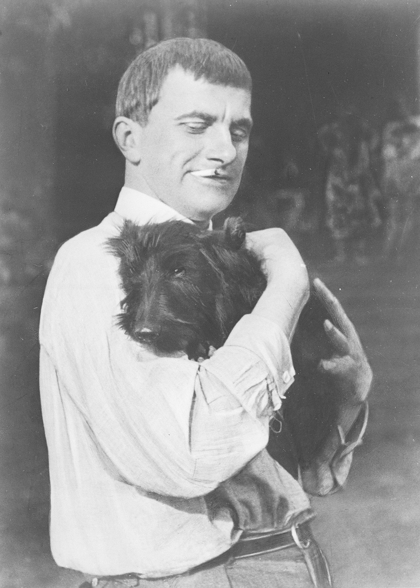    Владимир Маяковский со своей собакой Скотиком на даче в Пушкино, 1924 год