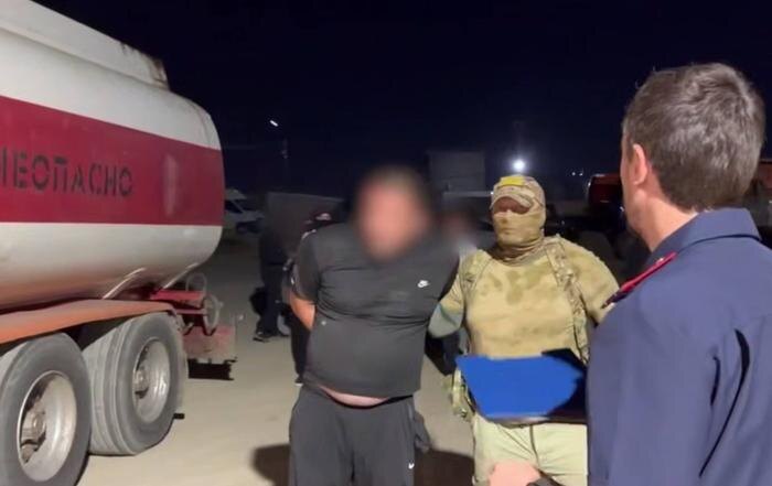В Дагестане задержали участников ОПГ за хищение 110 тонн нефти. Обложка © Telegram/Следком