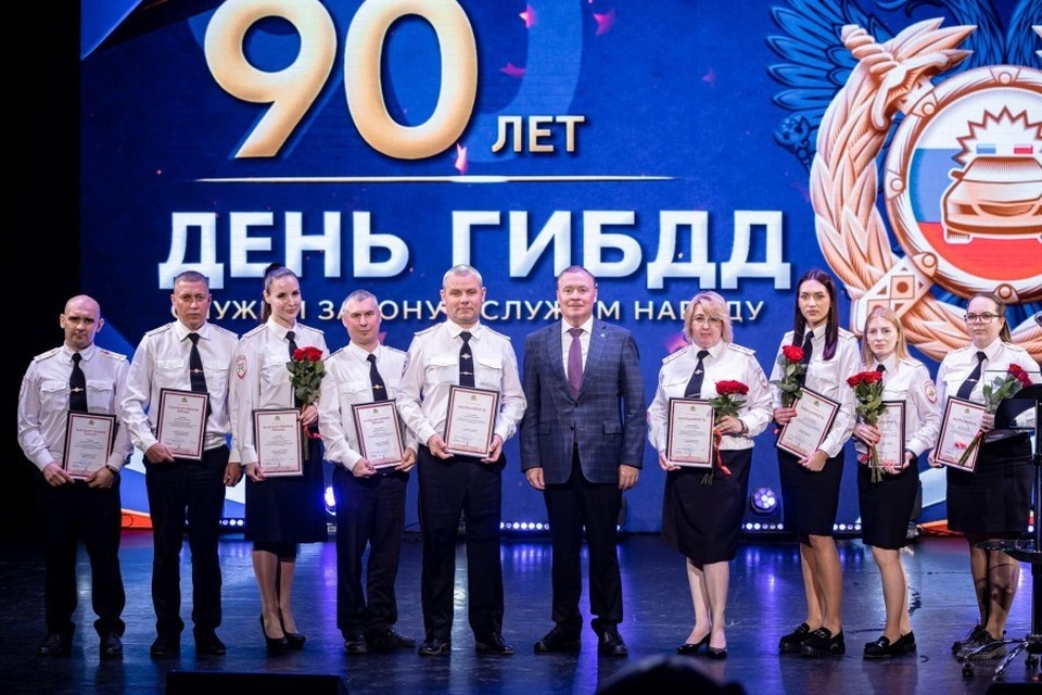    Алексей Орлов поздравил сотрудников Госавтоинспекции. Фото: пресс-служба администрации Екатеринбурга