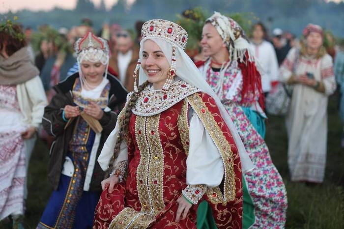 Иван Купала — древний славянский праздник, который связан с летним солнцестоянием, расцветом природы, очищением и плодородием. Обложка © ТАСС / Алексей Белкин / NEWS.ru
