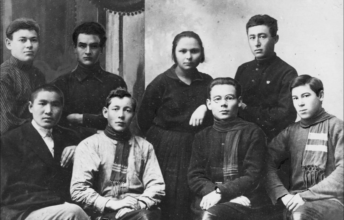 Гази Султановича Кашшаф и Татарские литераторы в 1930- годы в городе Казани, из Интернета. 