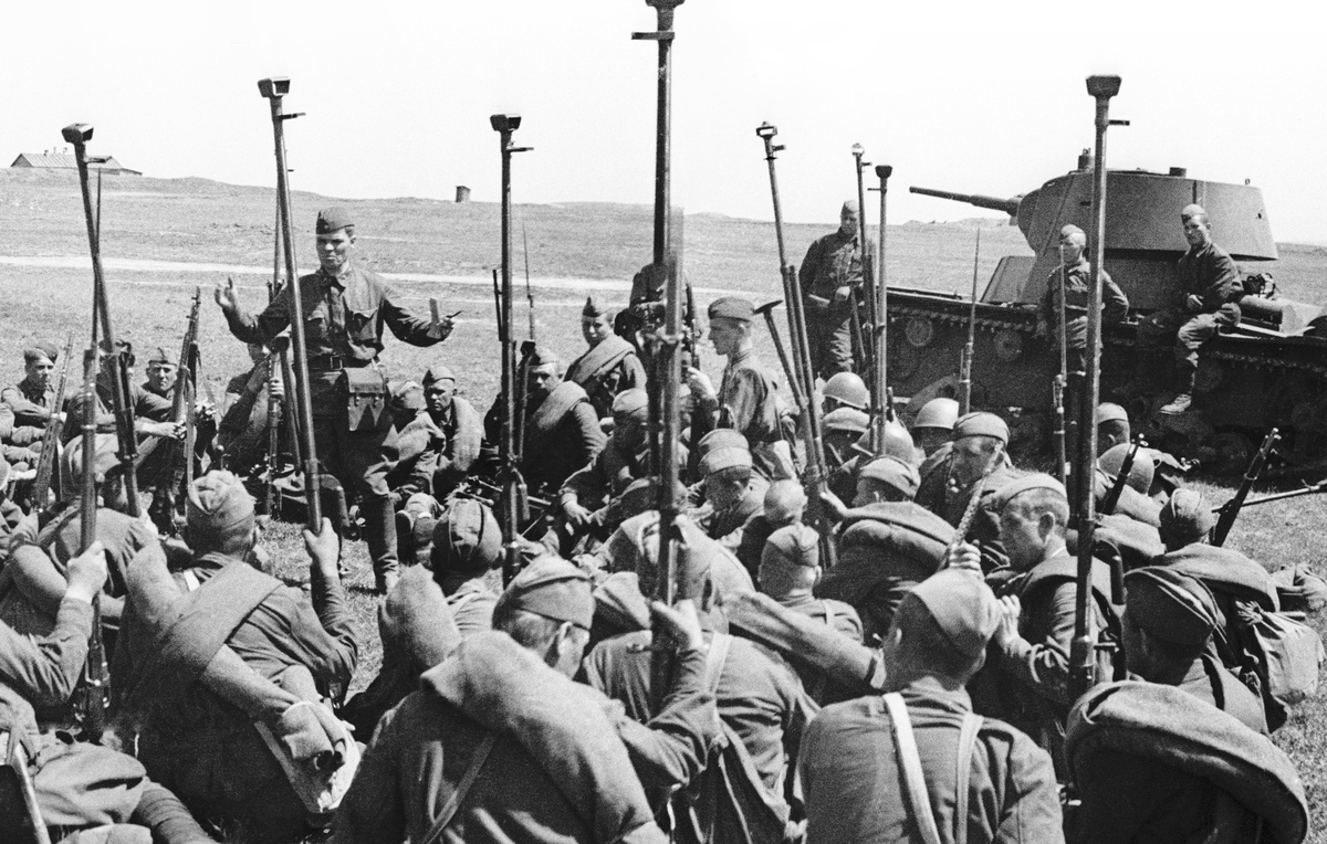    Занятие по обращению с противотанковыми ружьями, 1942 год  Анатолий Егоров/ТАСС