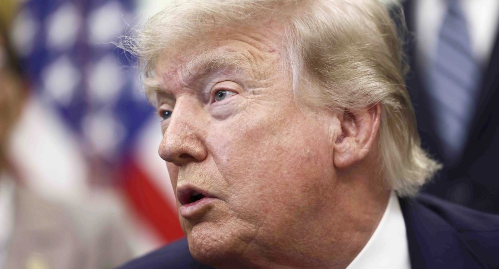 Трамп опубликовал видео, где он в роли врача лечит "синдром безумия" у критиков
