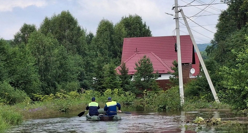 МЧС предупредило о пике дождевого паводка на Урале, где затоплены сотни жилых домов
