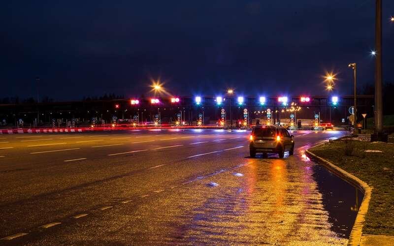 Автор только что совершил поездку от Питера до Москвы по трассе М11, никуда не съезжая с нее. Это обошлось в 5400 рублей. Примерно на такие величины и можно ориентироваться.📷
