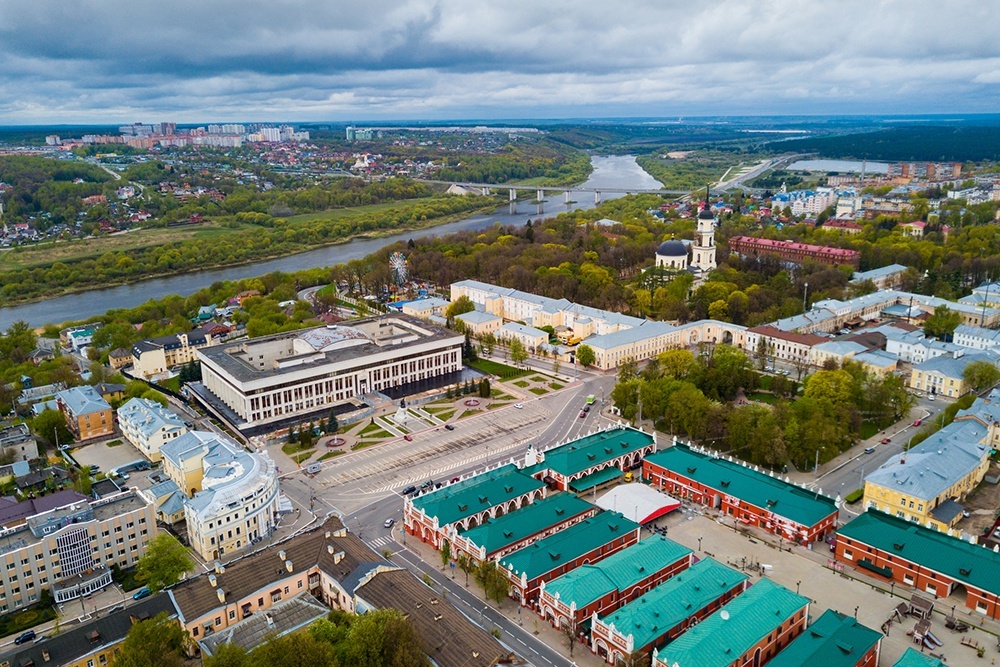    Калуга с высоты птичьего полета. Вид на берег реки Ока. / iStock