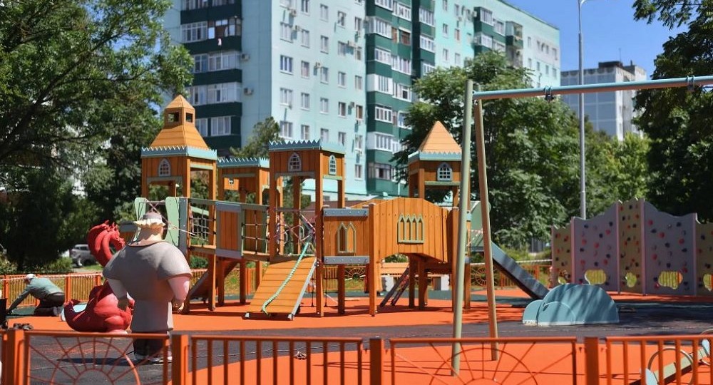 В Майкопе в микрорайоне Восход завершают обновление детской площадки