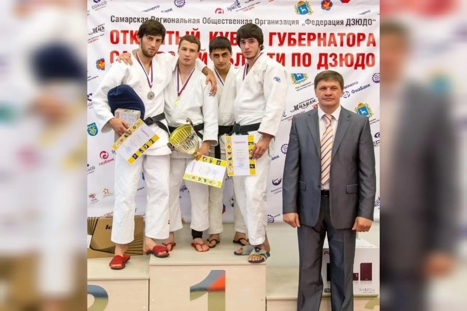    Егор Гуреев (второй слева) подтвердил звания мастера спорта России по дзюдо, кандидата в мастера спорта по самбо. Фото: предоставлено «КП»