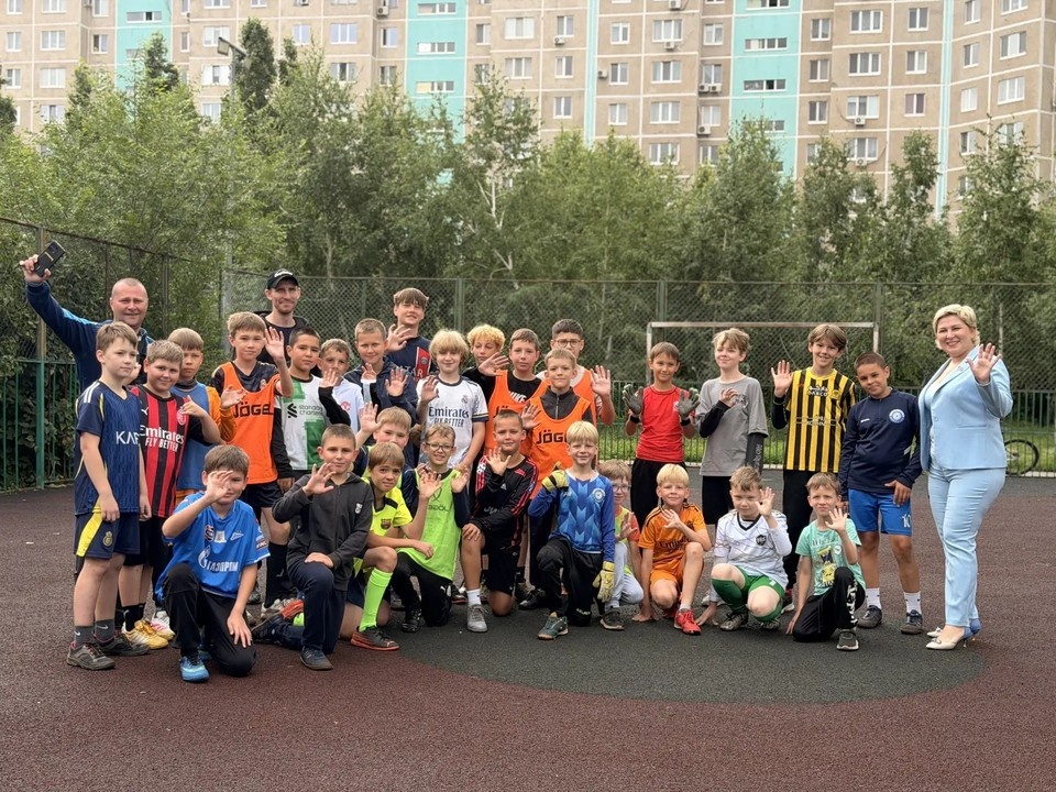    Бесплатные тренировки по мини-футболу будут проходить все лето. Фото: «Единая Россия»