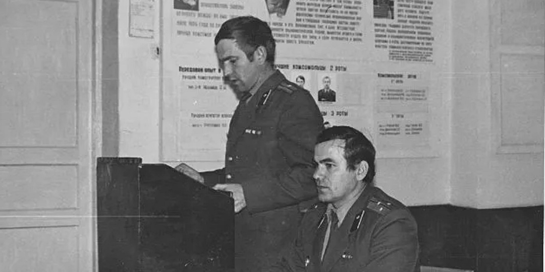 Как вступали в партию, ваяли "шедевры" и "брали семёрку": офицерские байки...