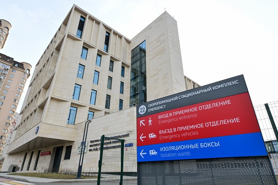    Врачи НИИ скорой помощи имени Склифосовского спасли мужчину, получившего тяжелые ожоги от борщевика. Агентство городских новостей МОСКВА