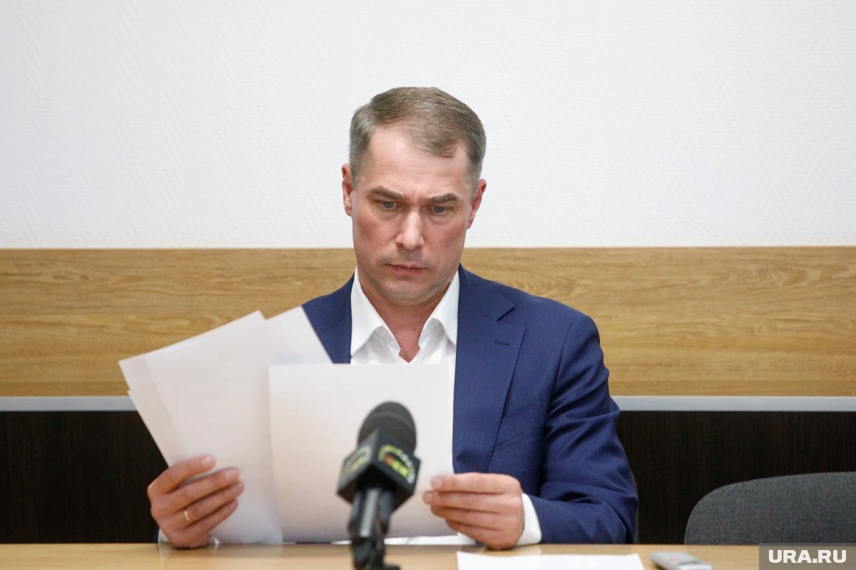     Сам Владимир Шауракс из-за неполноценного статуса не комплексует и готов быть врио мэра, сколько понадобится