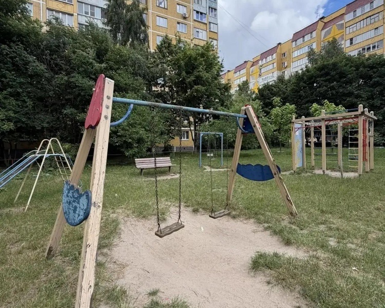     В Курске прокуратура потребовала привести в порядок детскую площадку