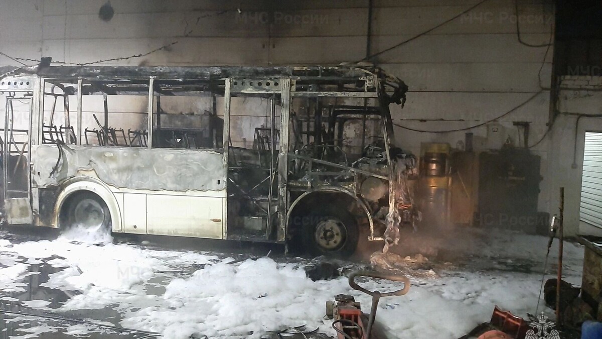    В Ростовской области 2 июля дотла сгорел автобус с надписью «Дети»   76.mchs.gov.ru / иллюстрация