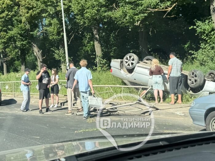 Ауди вылетела с дороги и перевернулась под Владимиром