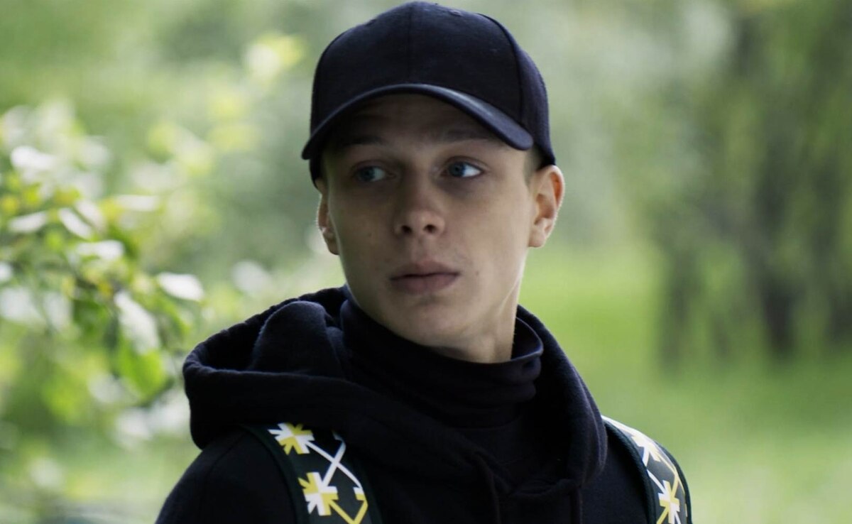 Герой Глеба Калюжного Макс пропал в сериале "Новенький" (2020)