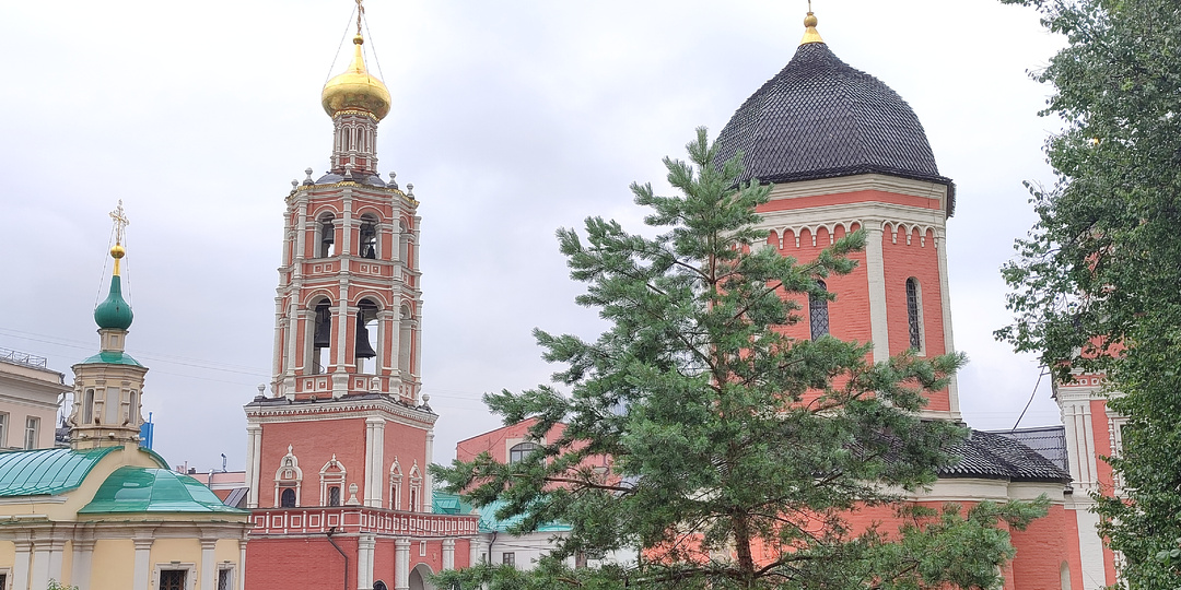 Высоко-Петровский монастырь - редкий пример каменного церковного строительства в Москве при Петре I