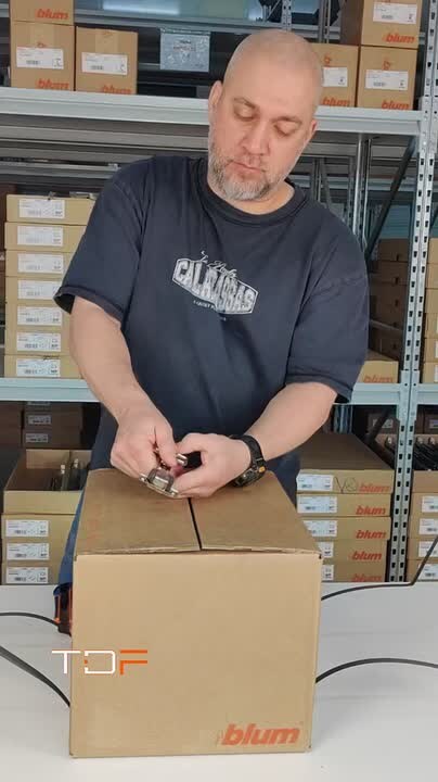 Сегодня мы распакуем коробку с 250 шт. самой популярной петли Clip Top Blumotion 71b3550. У нас, кстати на неё акция. Всего 280 руб. (на июнь 2026 г.)