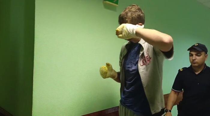Суд Курска арестовал трёх мужчин, которые пытались заживо сжечь юношу в лесу. Видео © «Макс» / Объединённая пресс-служба судебной системы Курской области