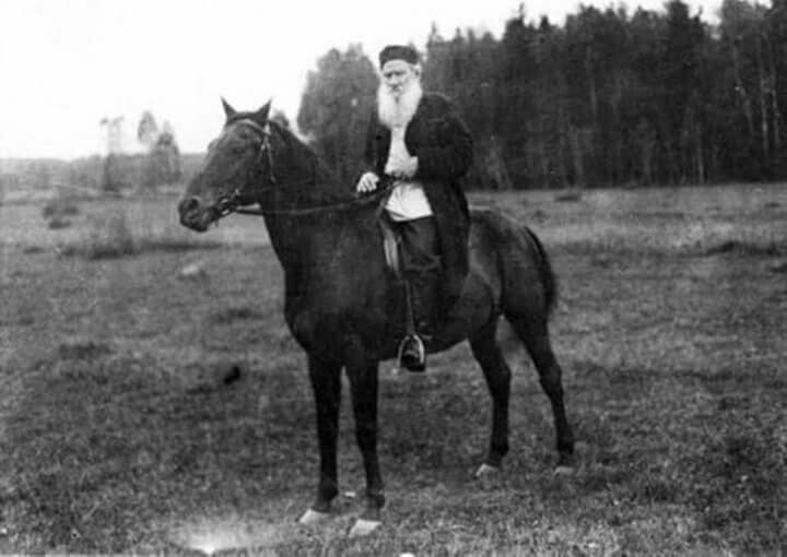 Лев Толстой верхом на любимом коне Делире, подаренном дочерью Татьяной. 