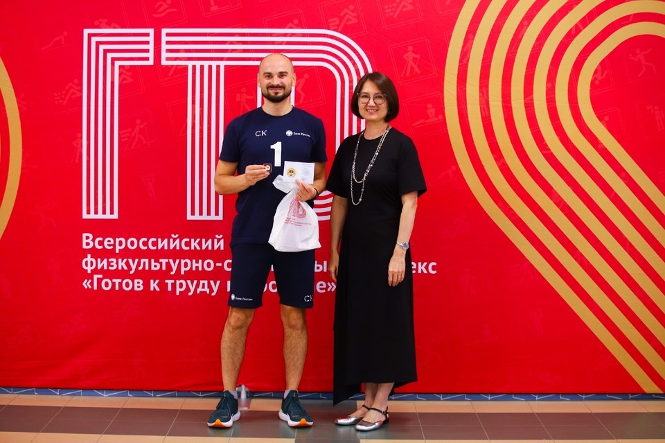    Знаки ГТО вручила министр спорта Самарской области Лидия Рогожинская. Фото: https://vk.com/minsport63