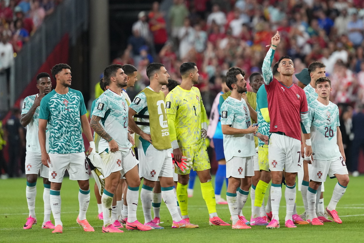     Криштиану Роналду чтит память Диогу Жоты / Mert Alper Dervis/Anadolu via Getty Images