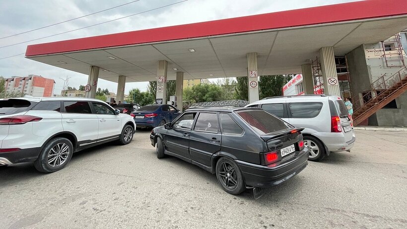 В России предложили не наказывать сотрудников, опоздавших на работу из-за очередей на заправках