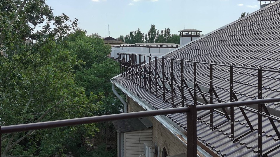    В Мелитополе ремонтируют кровли домов Денис ДОРОФЕЕВ