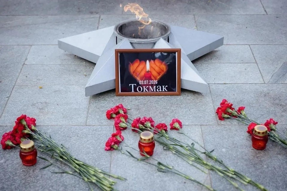    В память о погибших организовали стихийный мемориал. Фото - канал МАХ Евгения Балицкого