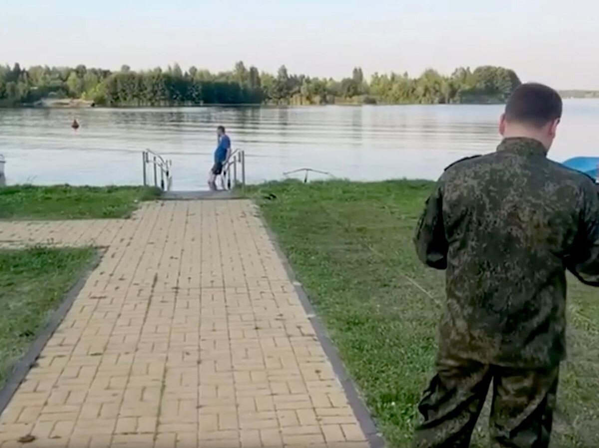    Сотрудник СК России на месте гибели ребенка в акватории Воронежского водохранилища | © Западное межрегиональное следственное управление на транспорте СК России