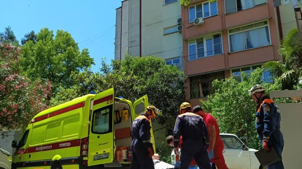 В Сочи спасатели вызволили женщину с инсультом из запертой квартиры
