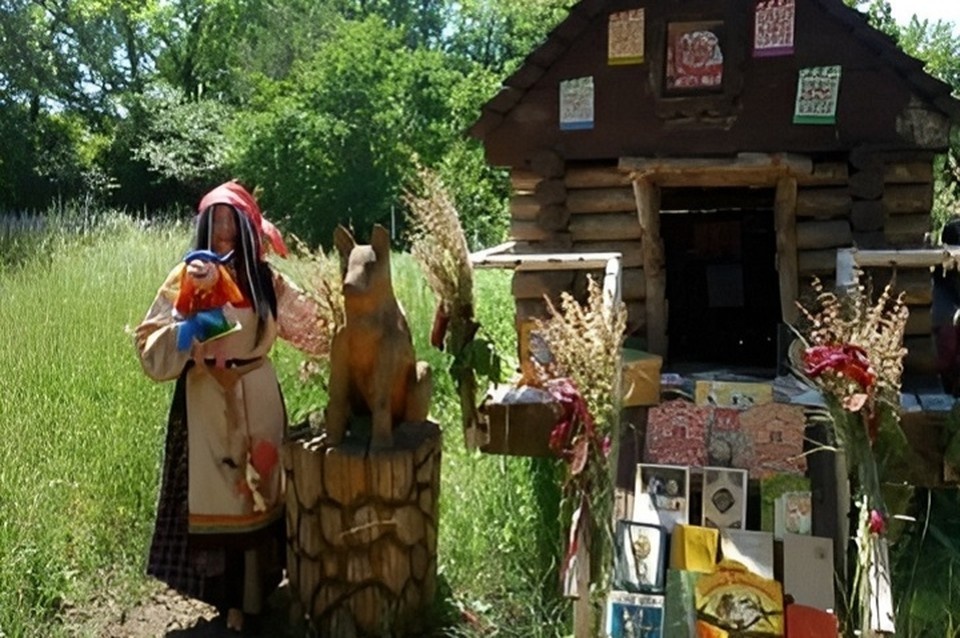    Избушка на курьих ножках ждет посетителей. Фото: t.me/botsad_donetsk