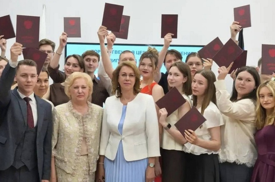    Вице-премьер ДНР Лариса Толстыкина поздравила выпускников. Фото: ТГ/Толстыкина