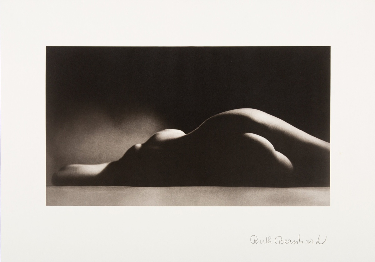 Ruth Bernhard ─ In the Box – Horizontal, 1962/1992