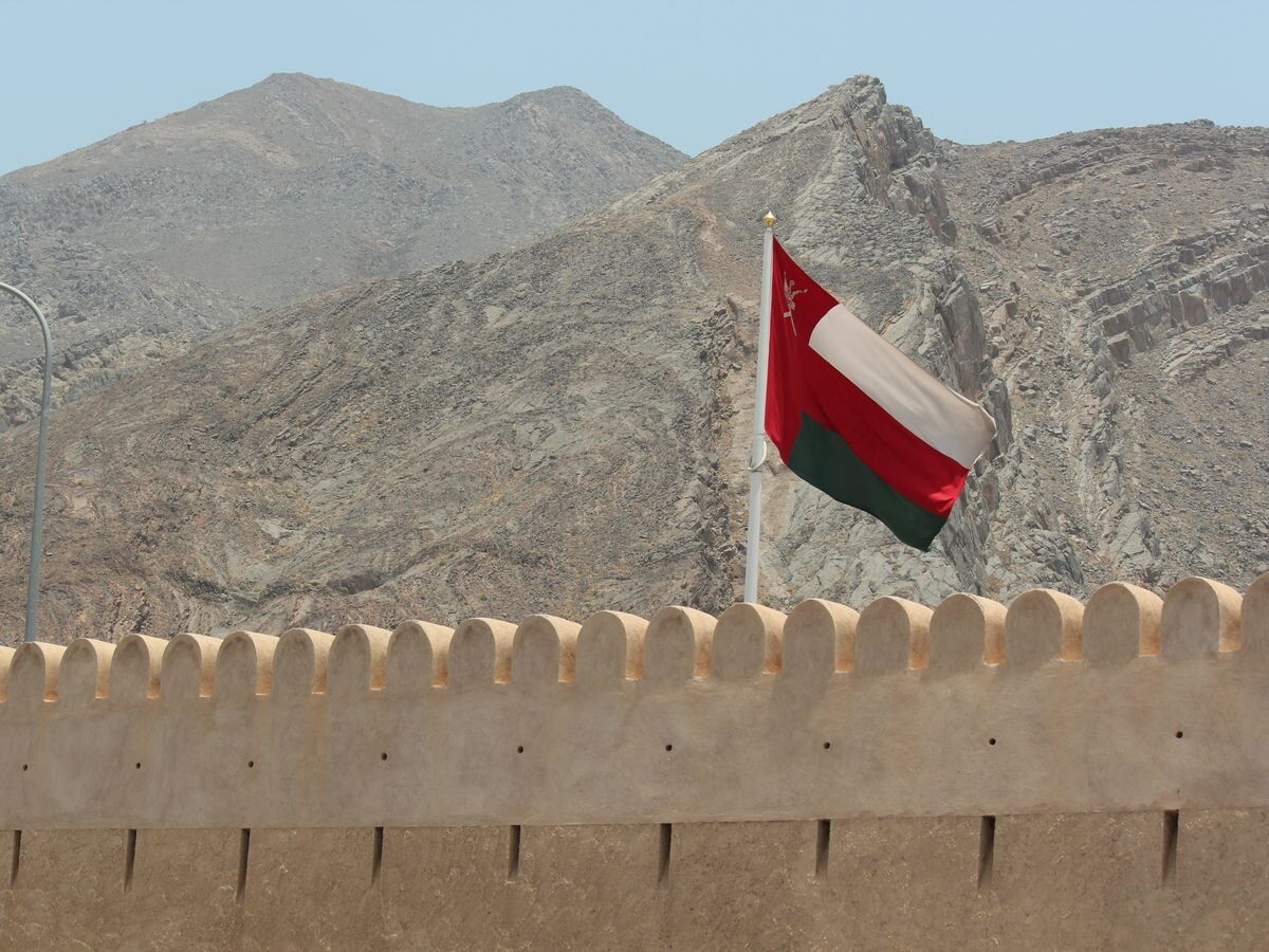    Флаг Омана на замке Байт-Ар-РидайдаCC BY-SA 2.0 / Hungarian Snow / Castle flag