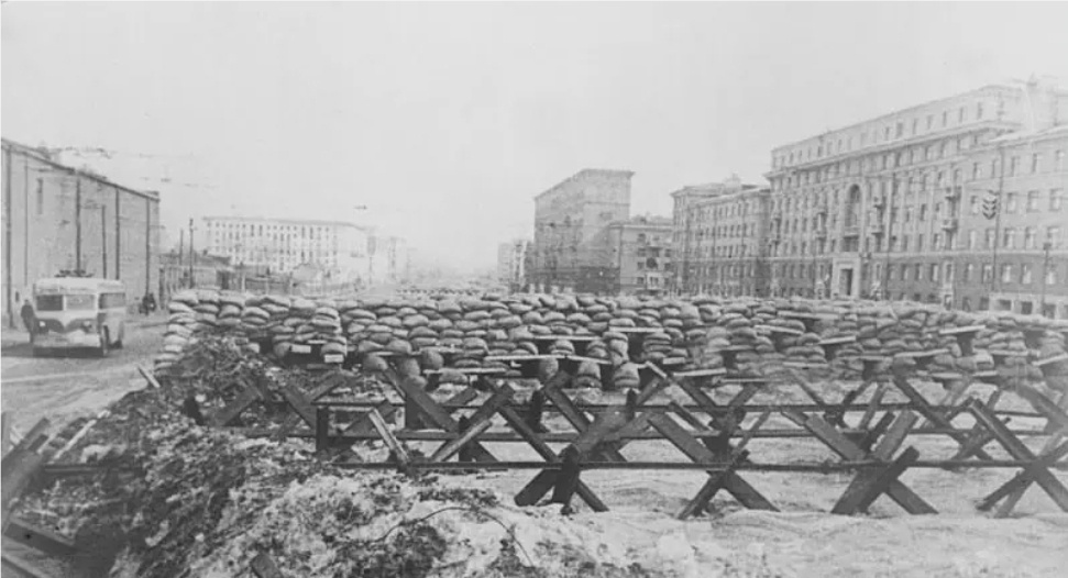    Противотанковые ежи на Можайском шоссе в Москве в 1941-м году. / книга "Великая Отечественная война Советского Союза"