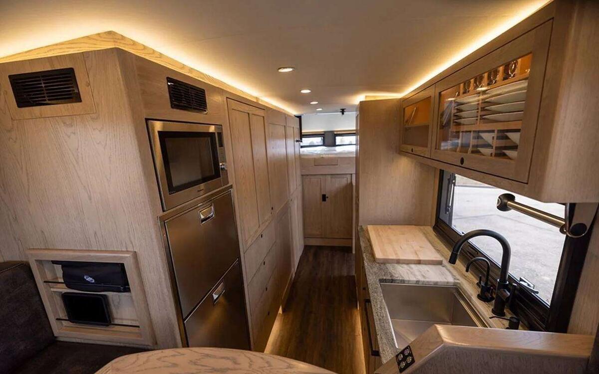 Возможно, самый крутой автодом, что вы виделиEarthRoamer создала кемпер из Chevrolet Silverado стоимостью более 1 млн долларов
📷
📷
📷
📷
📷
