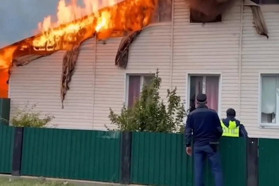    Незамедлительно сообщив о пожаре в дежурную часть и вызвав экстренные службы, инспекторы услышали крик о помощи из окна УМВД России по Оренбургской области