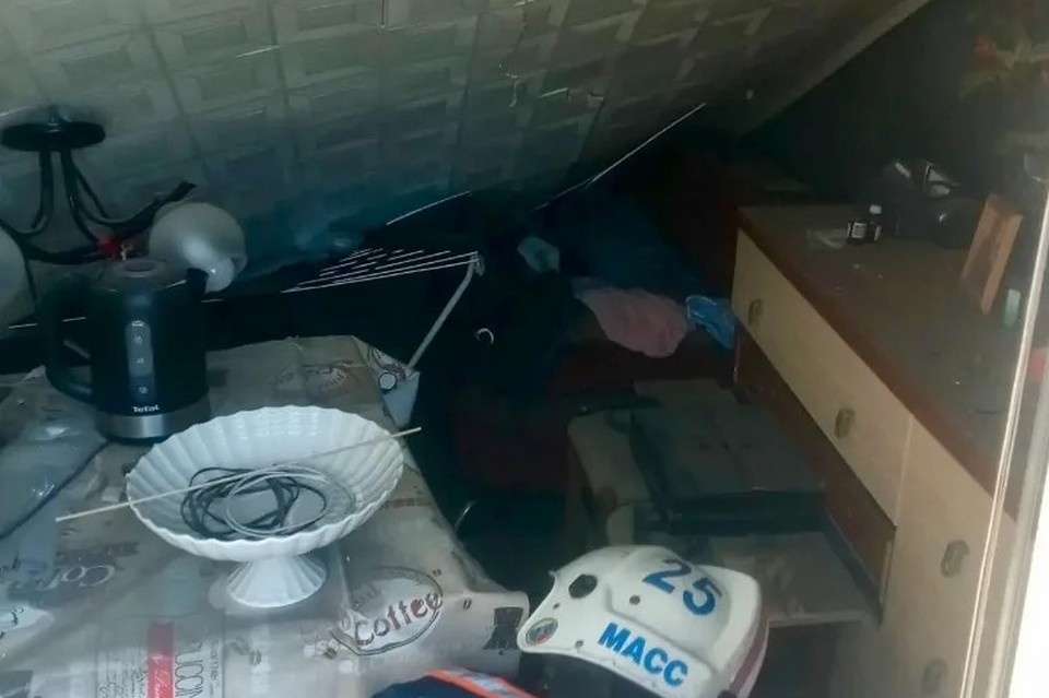   Потолок обрушился под тяжестью собственного веса. Фото: Спасатели МАСС