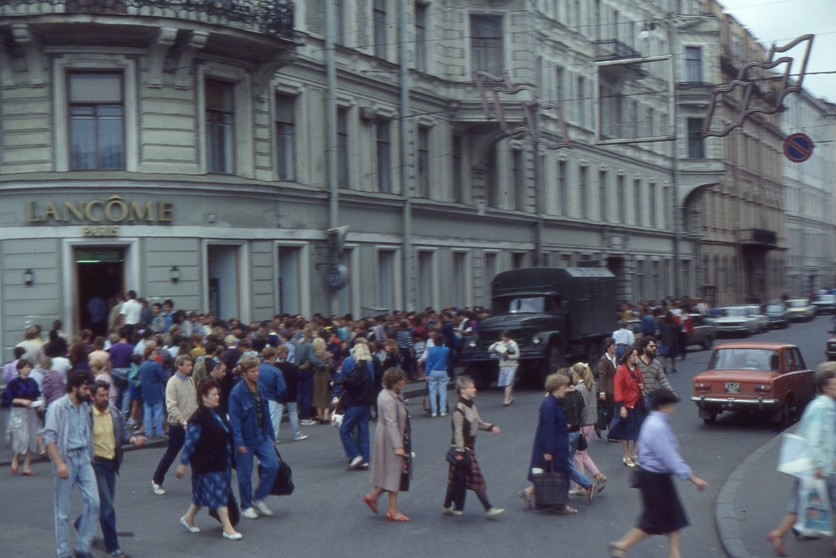 Ленинград, 1991 год. Очередь в магазин косметики и парфюмерии Lancôme / fdecomite / Flickr / CC BY 2.0