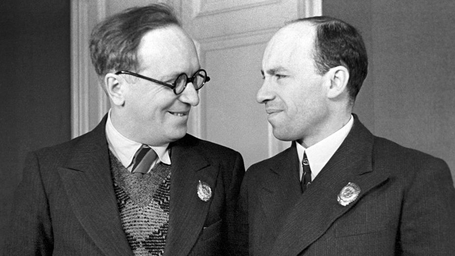 Авторы песни - Василий Лебедев-Кумач и Исаак Дунаевский после награждения. 31 декабря 1936 года. Фото: Федор Кислов/ТАСС
