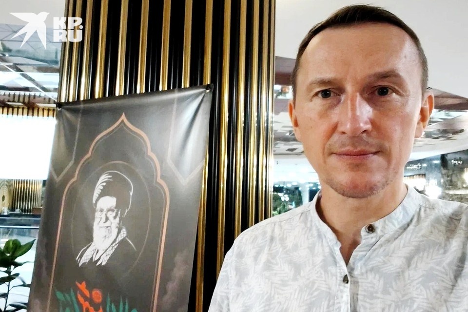    Военкор KP.RU Григорий Кубатьян с портретом Верховного лидера Ирана Али Хаменеи. Григорий КУБАТЬЯН