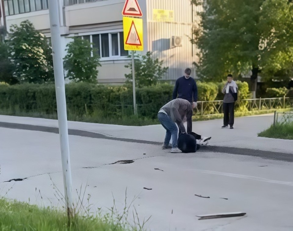    Очевидцы сообщили, что мужчина сломал подростку ребро / Фото: паблик "ЧП Тольятти"