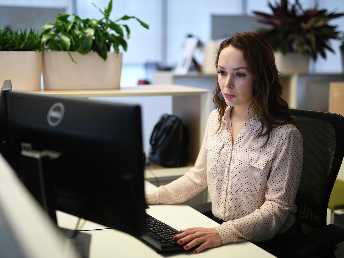    Женщина работает за компьютером© РИА Новости . \Владимир Астапкович