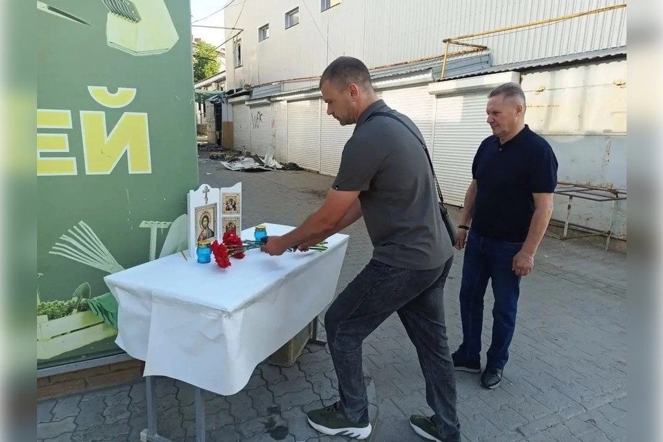    На рынке появился мемориал памяти жертв теракта. Фото: администрация Токмакского округа
